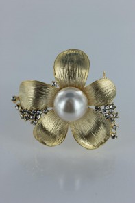 Kelly pearl brooch 